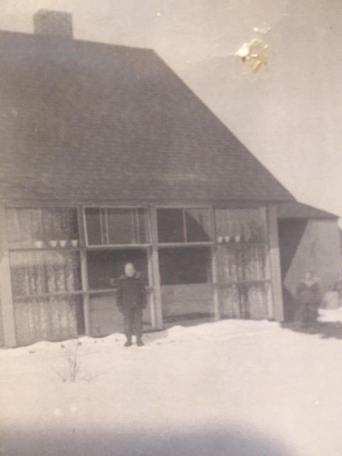 Bkyard-Levittown-snowstorm-1954