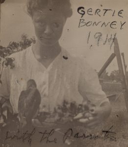 1914-Gertie-Bonnney-with-the-parrots-261x300